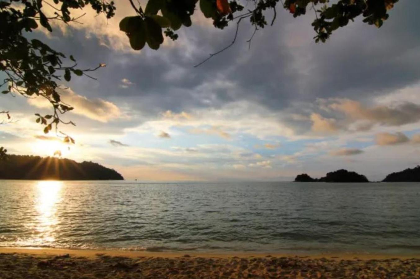 De Clinique Hotel Kampong Pasir Bogak Eksteriør billede